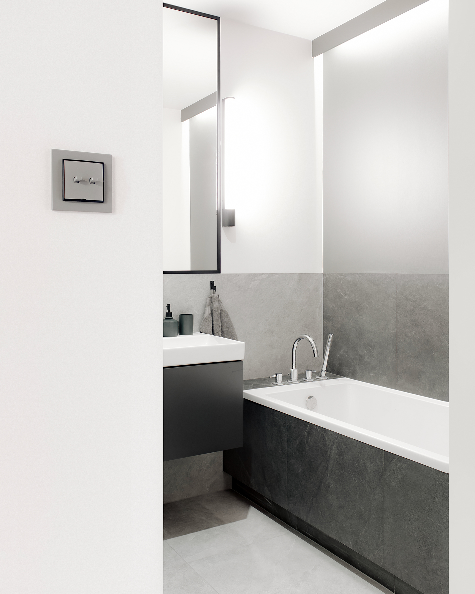 Przeprojektowanie łazienki, pozwoliło umieścić w niej zarówno sporą wannę, jak i duży prysznic z półeczkami na kosmetyki.